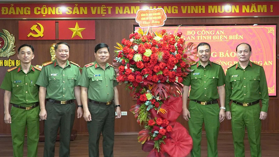 The Board of Directors of Dien Bien Provincial Police presents flowers to congratulate Colonel Pham Truong Giang (second from right). Photo: Dien Bien Security