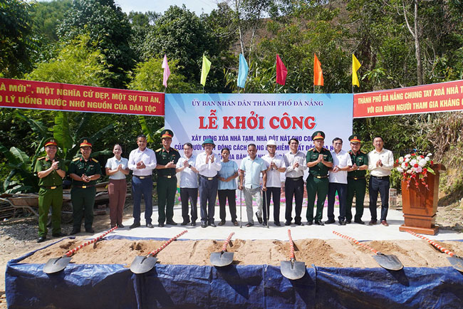 Lễ khởi công xây dựng nhà làm điểm trong chương trình hỗ trợ xóa nhà tạm, nhà dột nát tại thôn Ra Nuối, xã Sông Kôn, thành phố Đà Nẵng. Ảnh: Quang Cường