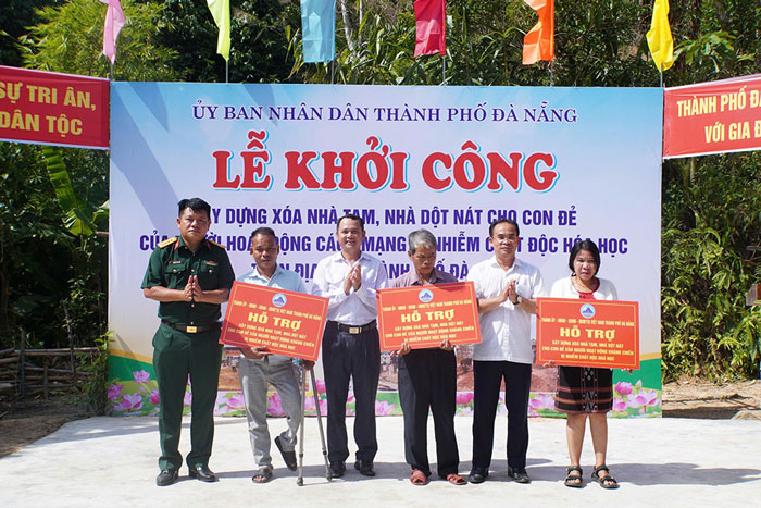 Giving support to households in the program program to support the removal of temporary and dilapidated houses for people who are children of resistance war activists infected with chemical toxins in the city. Photo: Quang Cuong