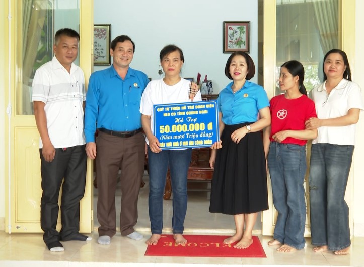 Quang Ngai Provincial Labor Federation hands over "Trade Union Shelter" to union members. Photo: Mai Hanh