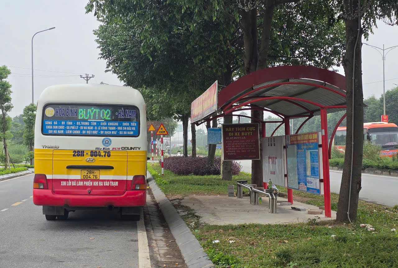 Trạm dừng xe bus được đặt ngay gần cổng chính của bệnh viện. Ảnh: Nguyễn Trường