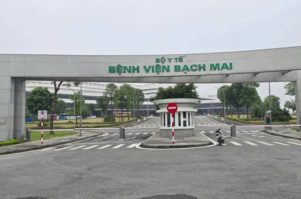 Cổng chính vào Bệnh viện Bạch Mai cơ sở 2 nằm trên Quốc lộ 21. Ảnh: Nguyễn Trường