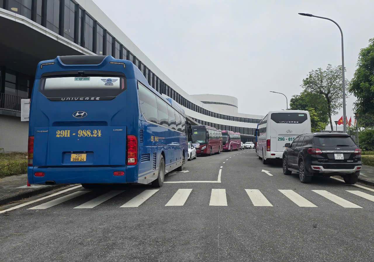 Xe đưa đón cán bộ, nhân viên Bệnh viện Bạch Mai cơ sở 2 tại Ninh Bình. Ảnh: Nguyễn Trường