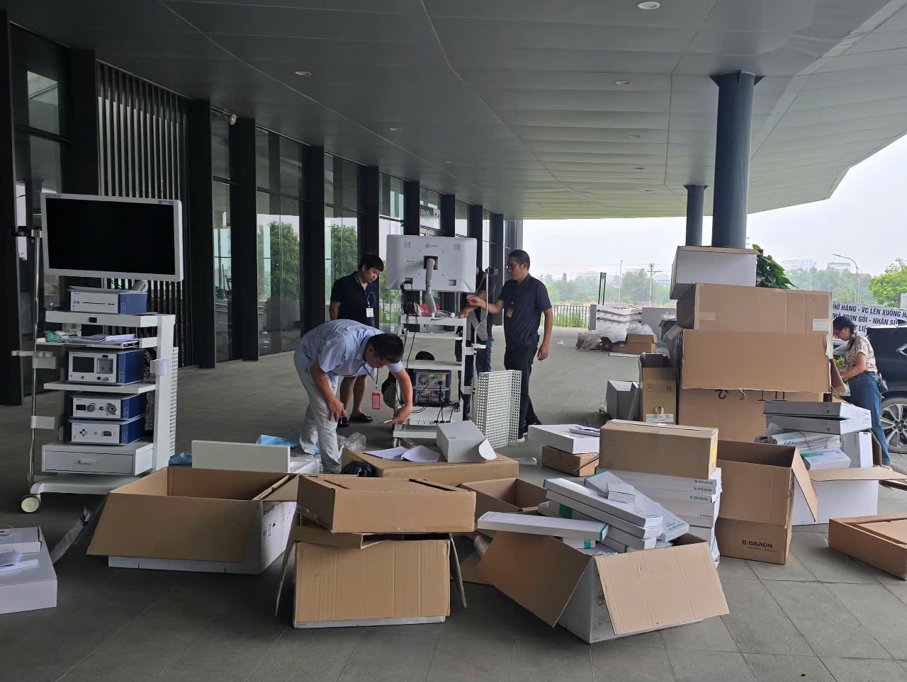Các thiết bị máy in, máy photocopy... đang được vận chuyển đến lắp đặt tại Bệnh viện Bạch Mai cơ sở 2 tại Ninh Bình. Ảnh: Nguyễn Trường