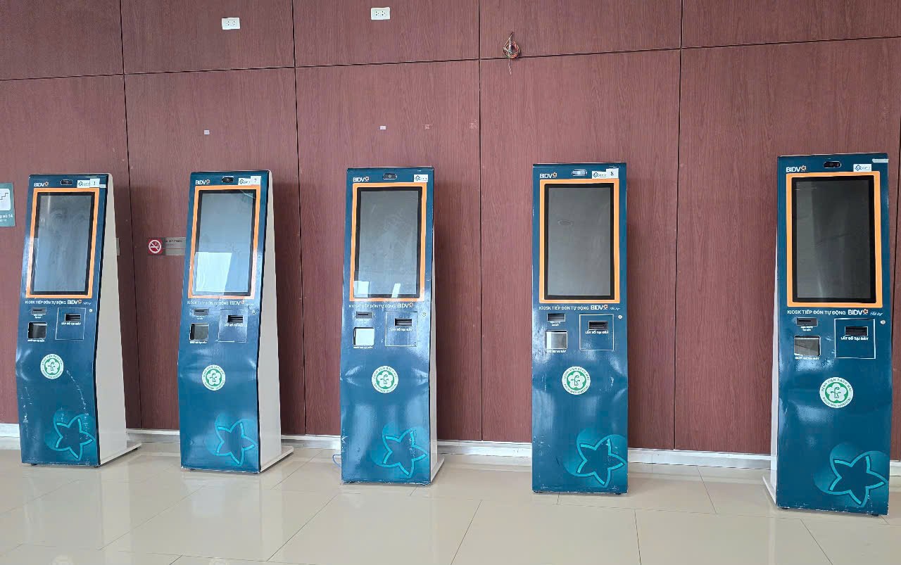 Các kiosk đón tiếp tự động. Ảnh: Nguyễn Trường