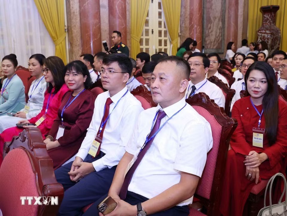 Các nhà báo tiêu biểu tại cuộc gặp mặt. Ảnh: TTXVN