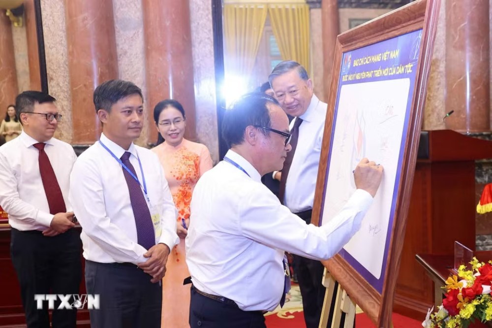 Các nhà báo tiêu biểu ký lưu niệm vào biểu trưng của Hội Nhà báo Việt Nam. Ảnh: Văn Điệp/TTXVN 