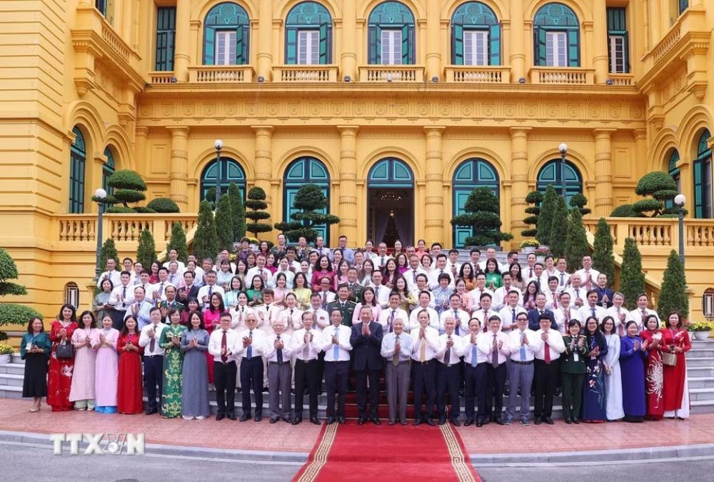 Tổng Bí thư, Chủ tịch nước Tô Lâm cùng các đại biểu chụp ảnh với các nhà báo tiêu biểu. Ảnh: TTXVN 