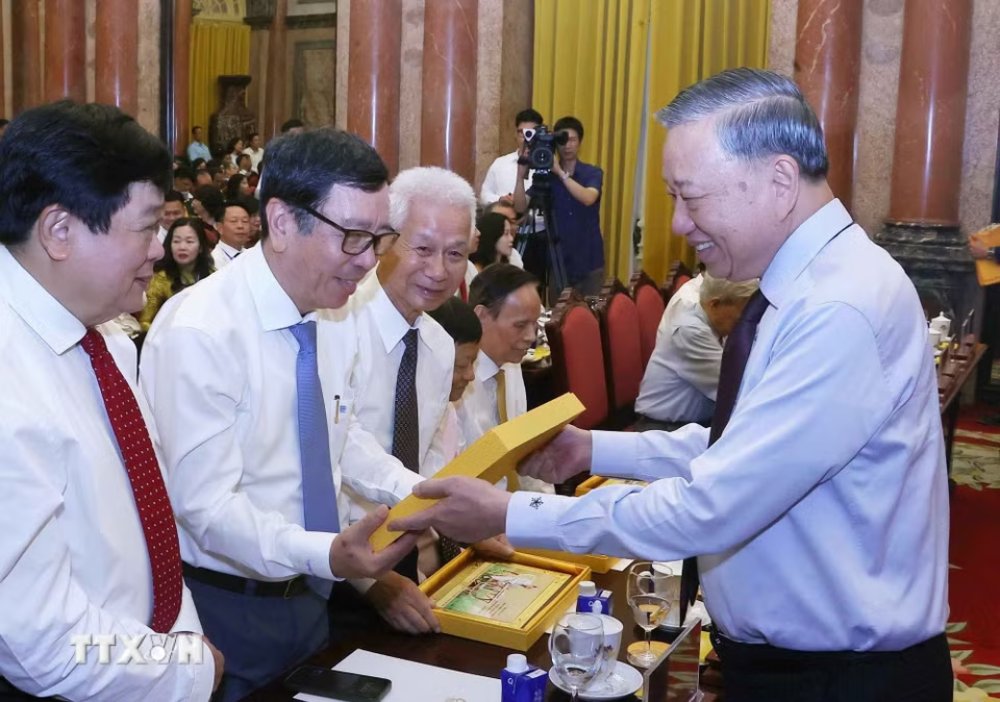 Tổng Bí thư, Chủ tịch nước Tô Lâm tặng quà lưu niệm cho các nhà báo tiêu biểu. Ảnh: Văn Điệp/TTXVN 