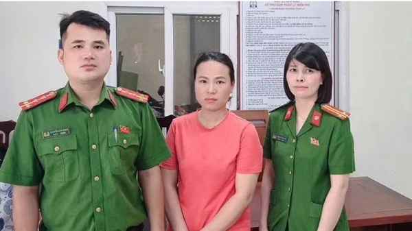 Công an phường Bạch Mai vận động thành công đối tượng truy nã ra đầu thú. Ảnh: Minh Hạnh 