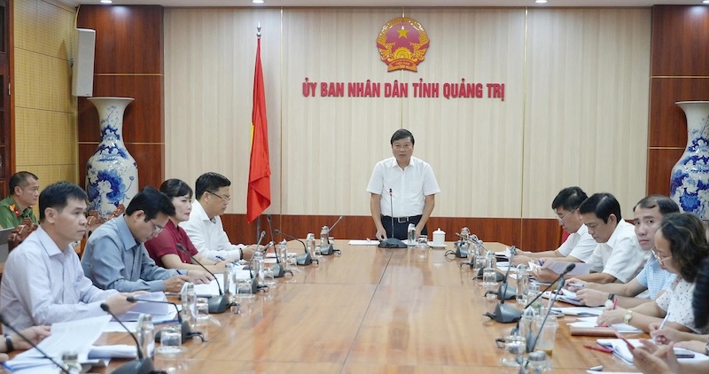 Ông Lê Hồng Vinh - Chủ tịch UBND tỉnh Quảng Trị chủ trì cuộc họp tháo gỡ các vướng mắc liên quan dự án năng lượng. Ảnh: Đặng Hà