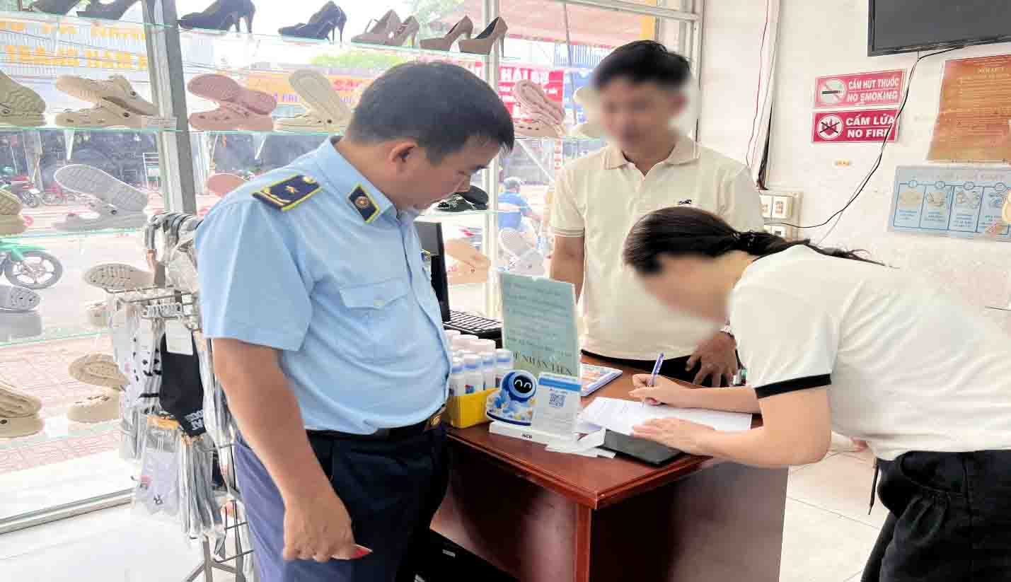 Ho Chi Minh City functional forces resolutely handle intellectual property infringement acts. Photo: Ho Chi Minh City Market Management Department