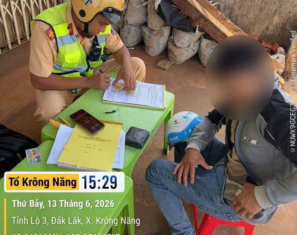 Lực lượng chức năng lập biên bản xử phạt tài xế T sau khi vi phạm nồng độ cồn. Ảnh: Công an cung cấp