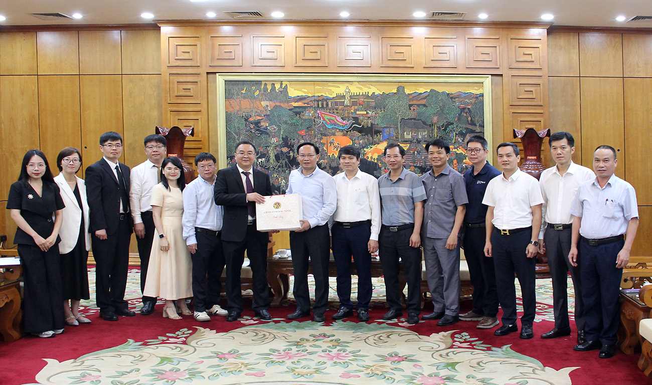 Vice Chairman of Bac Ninh Provincial People's Committee Pham Van Thinh presents gifts to the delegation of Duong Chau University (China). Photo: Thao My