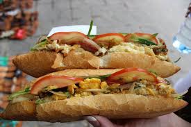 Da Nang urgently investigates the case of 43 people suspected of poisoning after eating bread. Photo: Truong An