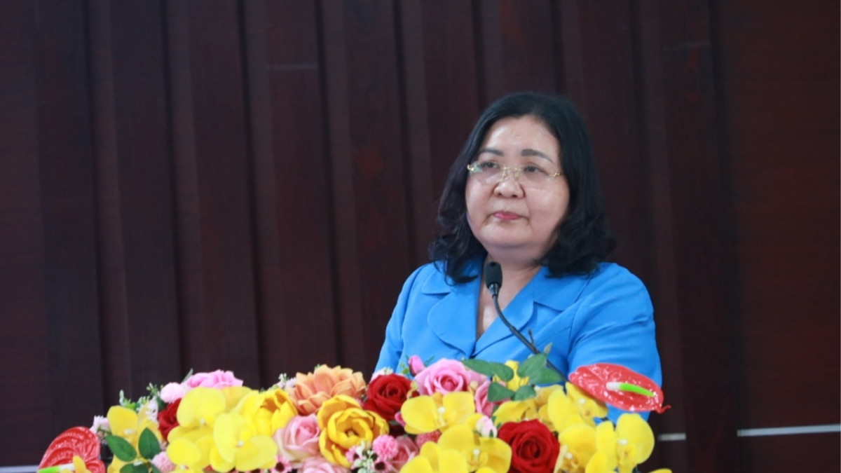 Ms. Ho Thi Hoang Yen - Standing Deputy Secretary of Vinh Long Provincial Party Committee - spoke at the meeting to celebrate the 101st anniversary of Vietnam Revolutionary Press Day and the signing ceremony of the program to coordinate propaganda on electricity. Photo: Hoang Loc