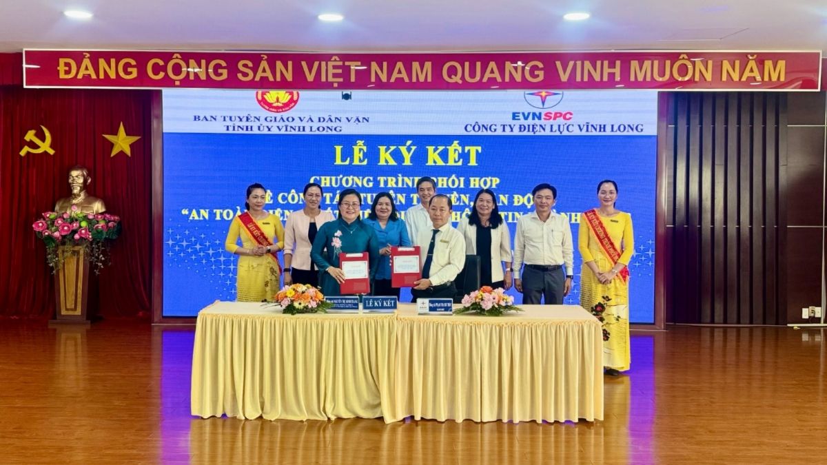 Lãnh đạo Tỉnh Thủy sản Vĩnh Long chứng kiến lễ ký kết Chương trình phối hợp công tác tuyên truyền về điện giai đoạn 2026 - 2030 giữa Ban Tuyên giáo và Dân vận Tỉnh ủy với Công ty điện lực Vĩnh Long. Ảnh: Hoàng Lộc
