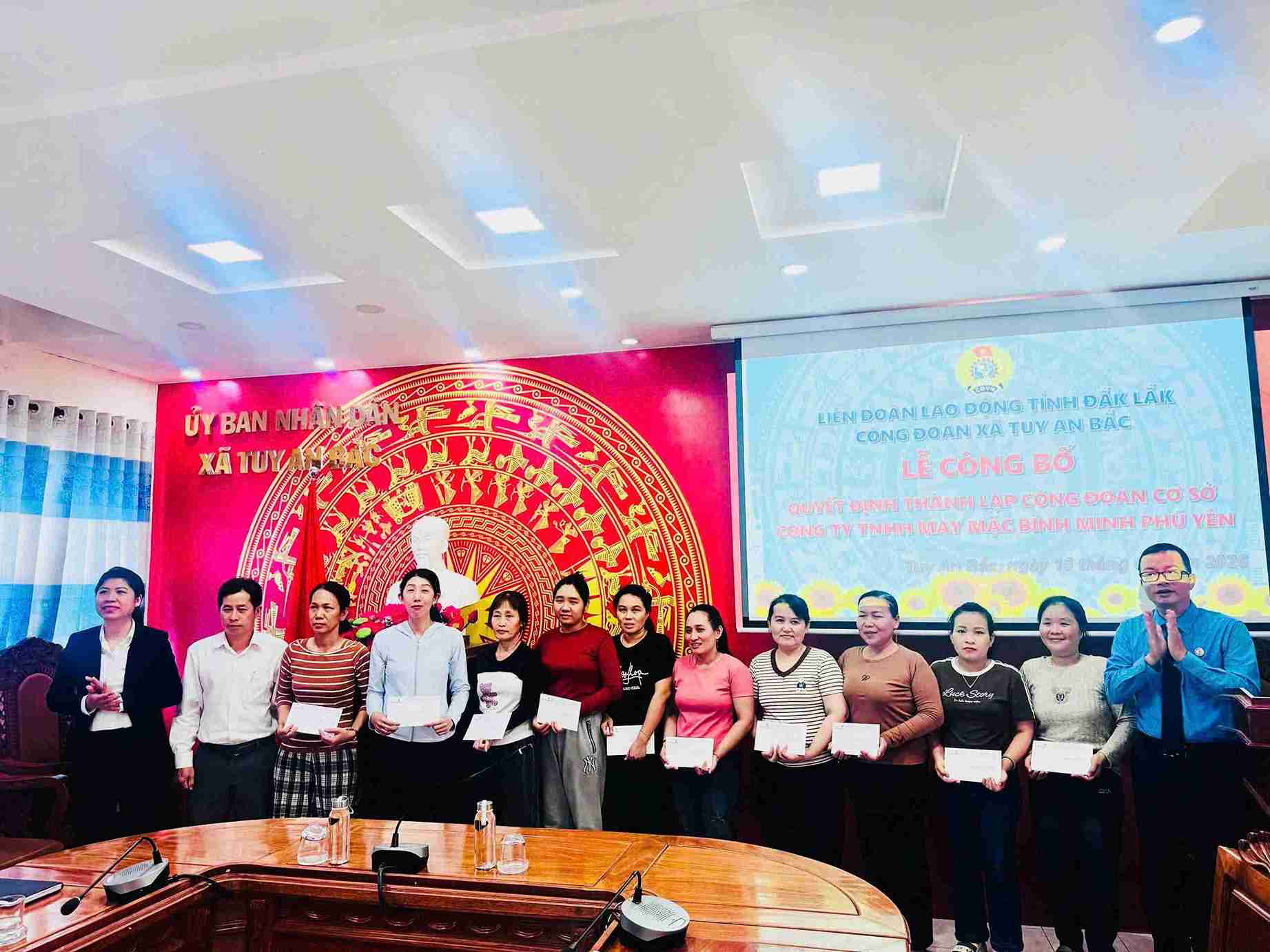 The grassroots trade union of Binh Minh Phu Yen Garment Co., Ltd. has just been established with 105 union members. Photo: Dak Lak Trade Union