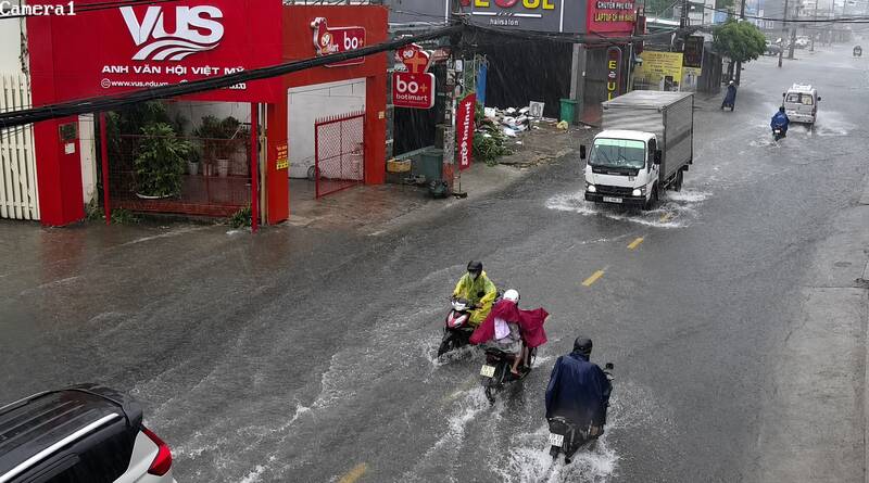Đường Nguyễn Duy Trinh nước dâng cao trong cơn mưa chiều 16.6. Ảnh: UDI  Maps