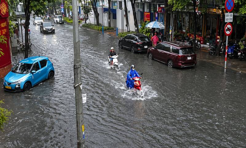 Quoc Huong street is locally flooded, many vehicles have to move slowly through the flooded section. Photo: UDI Maps