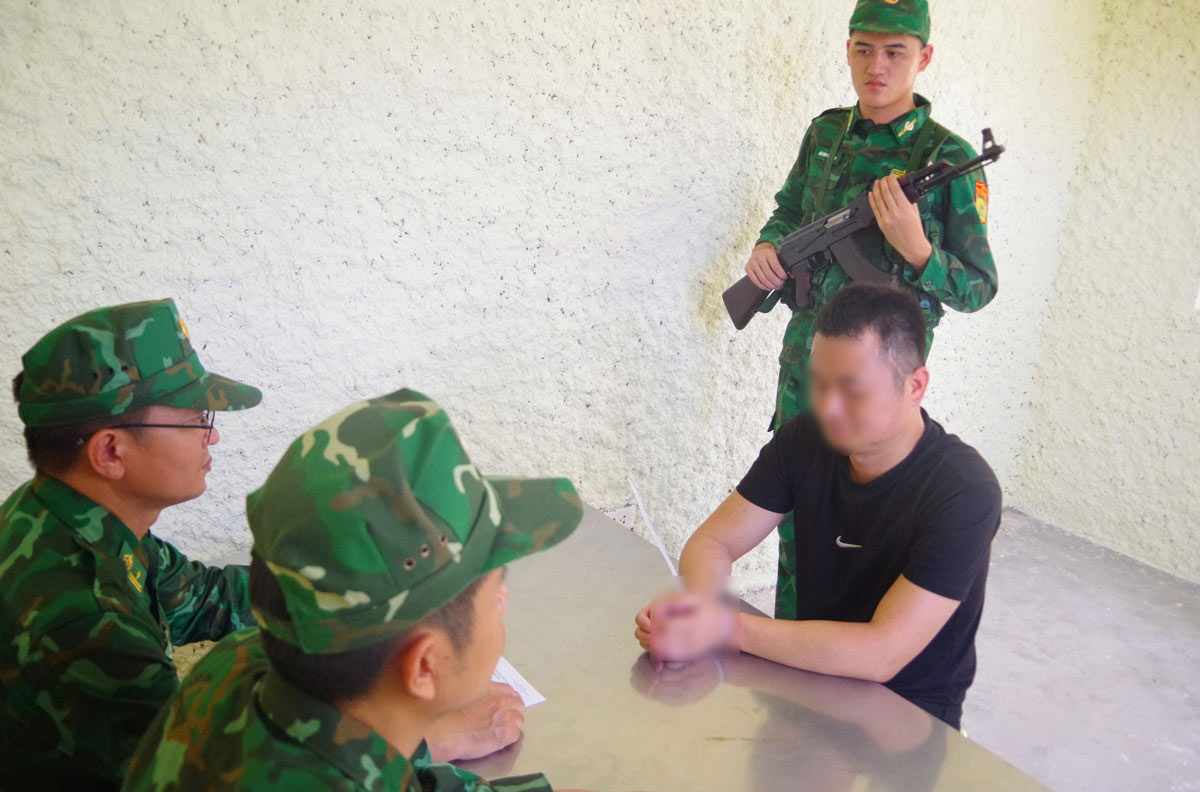 Cán bộ Bộ đội Biên phòng lấy lời khai đối tượng. Ảnh: Xuân Hùng
