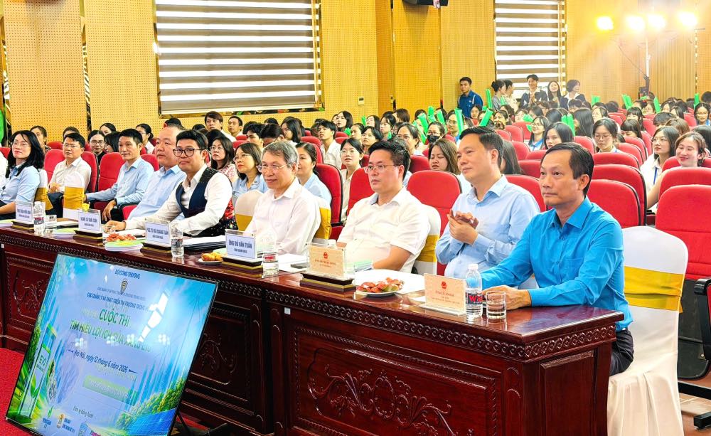 Ông Lê An Hải - Ủy viên Ban Thường vụ Tổng LĐLĐVN, Chủ tịch Công Thương Việt Nam (ngoài cùng bên phải) theo dõi cuộc thi “Tìm hiểu lợi ích của xăng sinh học E10”. Ảnh: CĐCTVN