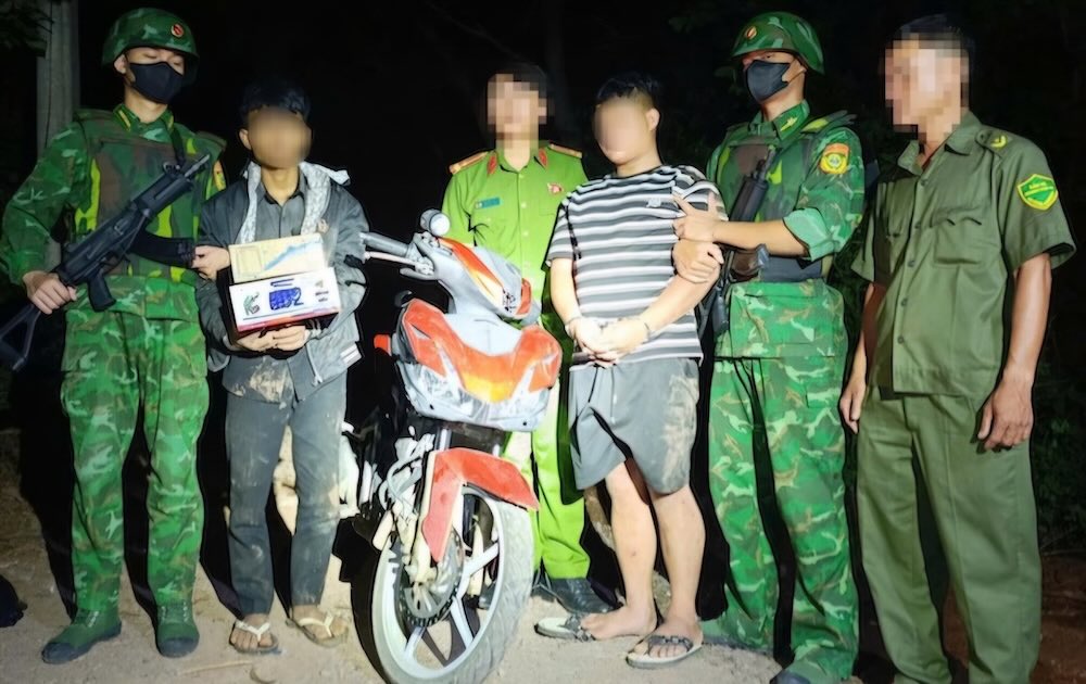 Các lực lượng tuần tra trong đêm và phát hiện, bắt giữ 2 đối tượng cùng tang vật ma túy. Ảnh: Biên phòng Quảng Trị