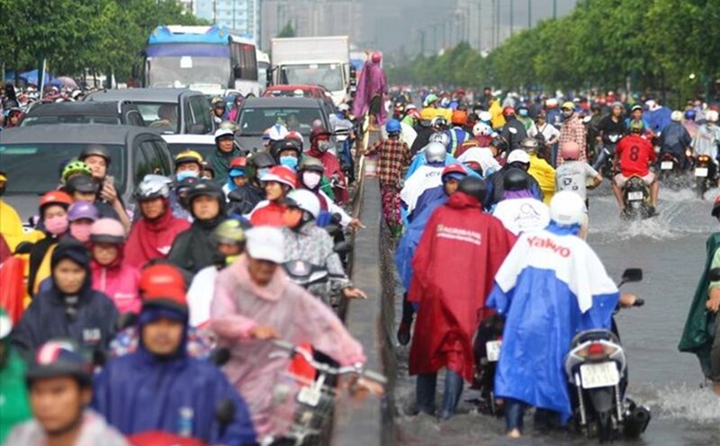 Pronóstico del tiempo para mañana 17 de junio, Hanoi por la tarde y noche con chubascos y tormentas eléctricas. Foto: Ngọc Anh