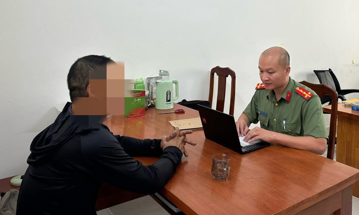 The man was reminded when interacting with fake information. Photo: Phu Trach Commune Police