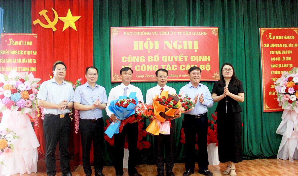 Ban Giám đốc Báo và phát thanh, truyền hình Tuyên Quang, Sở Dân tộc và Tôn giáo tặng hoa chúc mừng các cán bộ nhận nhiệm vụ mới. Ảnh: Thu Hằng.