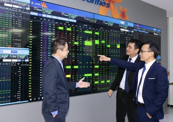 The securities industry stock group is the destination of cash flow. Photo: Le Toan