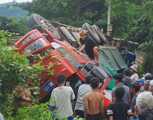 Trailer truck overturns on National Highway 12A through Dan Hoa commune. Photo: Van Hai