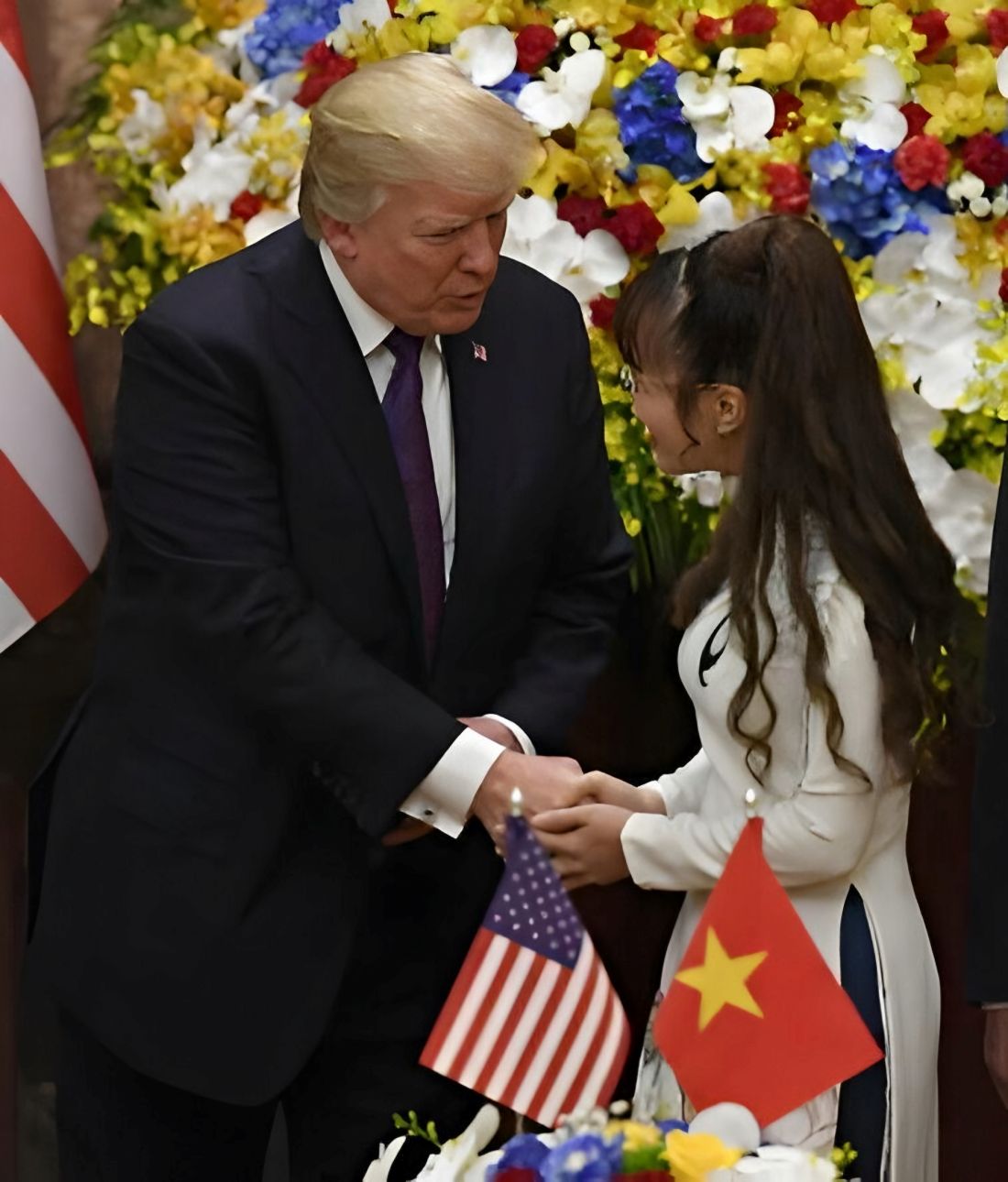Tổng thống Hoa Kỳ Donald Trump chúc mừng Tiến sĩ Nguyễn Thị Phương Thảo với các hợp đồng đặt mua tàu bay Boeing. Ảnh: Vietjet