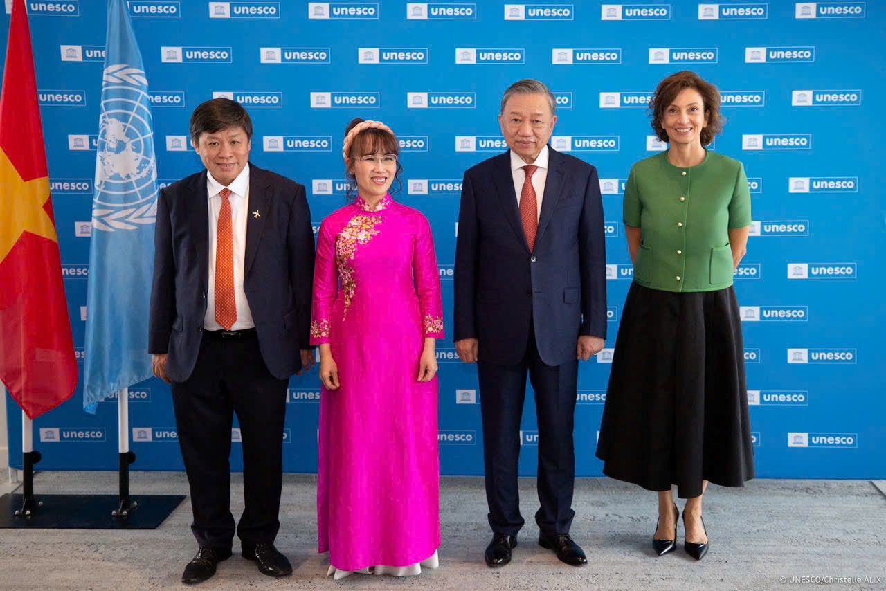 Tiến sĩ Nguyễn Thị Phương Thảo trao đổi hợp tác cùng lãnh đạo UNESCO tại Pháp trước sự chứng kiến của Tổng bí thư, Chủ tịch nước Tô Lâm tháng 10.2024. Ảnh: Vietjet