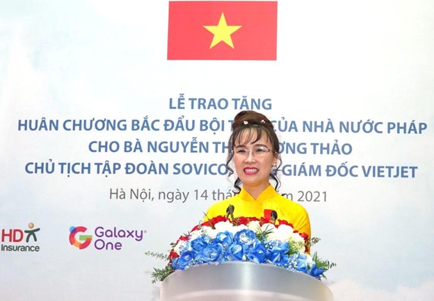 Tiến sĩ Nguyễn Thị Phương Thảo nhận Huân chương Bắc Đẩu Bội Tinh do Nhà nước Pháp trao tặng, ghi nhận những đóng góp của bà cho quan hệ hai nước. Ảnh: Vietjet