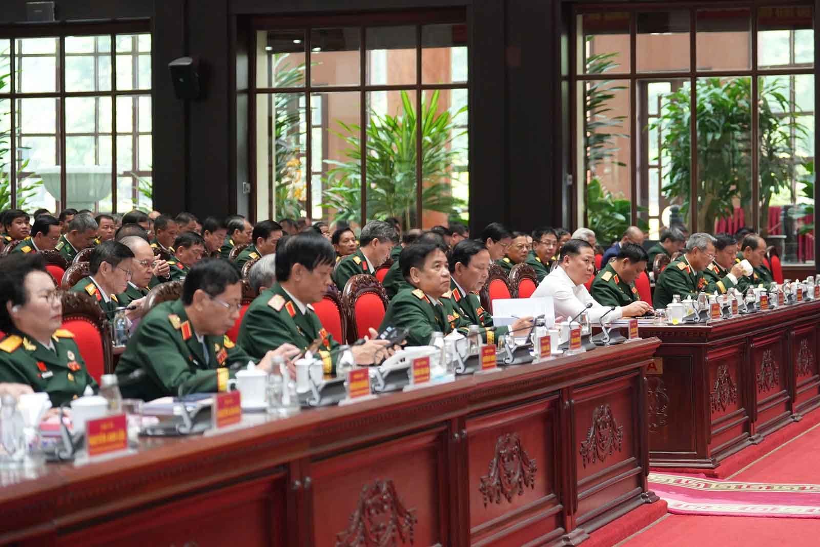 Ông Nguyễn Phi Long - Ủy viên Trung ương Đảng, Phó Bí thư Thường trực Đảng ủy Mặt trận Tổ quốc, các đoàn thể Trung ương (áo trắng) dự Đại hội đại biểu toàn quốc Hội Cựu chiến binh Việt Nam lần thứ VIII. Ảnh: Hữu Chánh