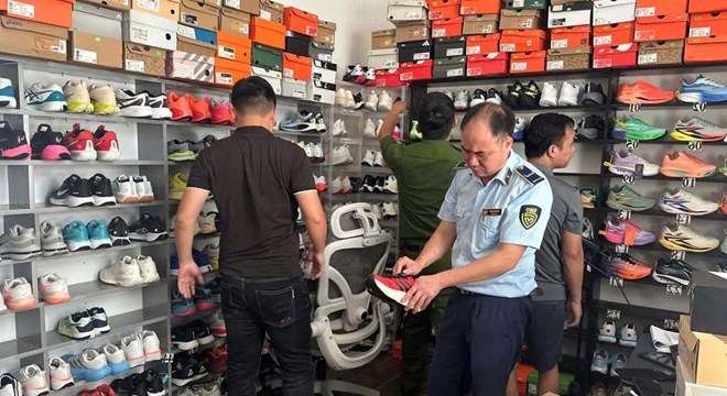Inspecting a business establishment in Nam Minh commune, 400 pairs of fake brand shoes were discovered. Photo: Ms. of Ninh Binh Provincial Market Management Department