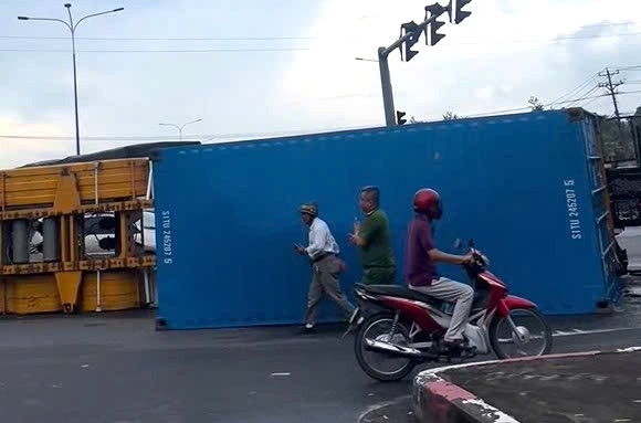 Hiện trường vụ lật xe container. Ảnh: Bạn đọc cung cấp