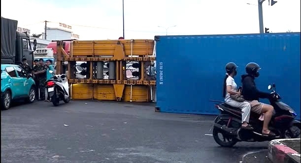 Container truck overturned on DT 743 road in Di An ward, Ho Chi Minh City. Photo: Reader provided