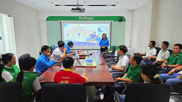 Người lao động Công ty CP Thực phẩm dinh dưỡng Nutifood Cao Nguyên hào hứng tham dự, chia sẻ, bổ sung thêm kiến thức. Ảnh: Thanh Tuấn