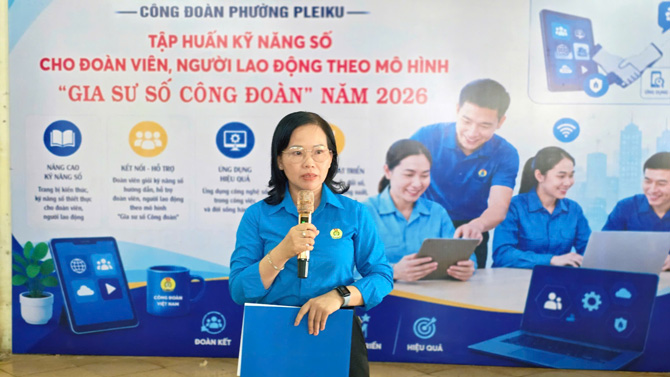 Bà Nguyễn Thị Ánh Xuân - Chủ tịch Công đoàn phường Pleiku phát biểu tại buổi tập huấn. Ảnh: Thanh Tuấn