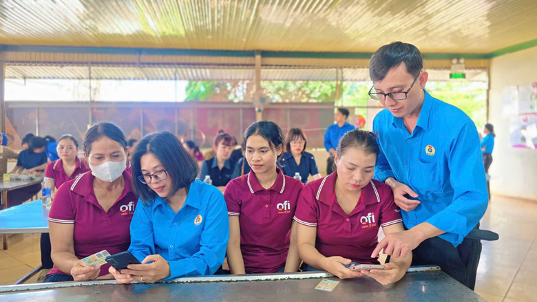 Workers are guided to use online public services. Photo: Thanh Tuan