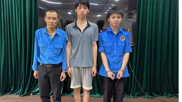 Tạm giữ hình sự 3 bảo vệ trong vụ xô xát tại chung cư 87 Lĩnh Nam. Ảnh: CAHN