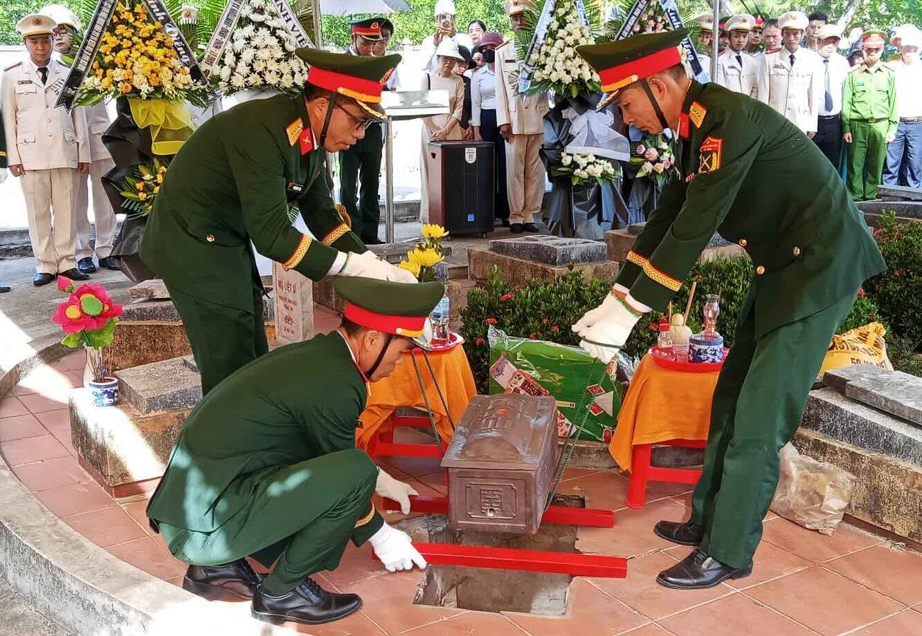 The memorial service for martyrs' remains took place in a solemn and emotional atmosphere. Photo: Han Nguyen