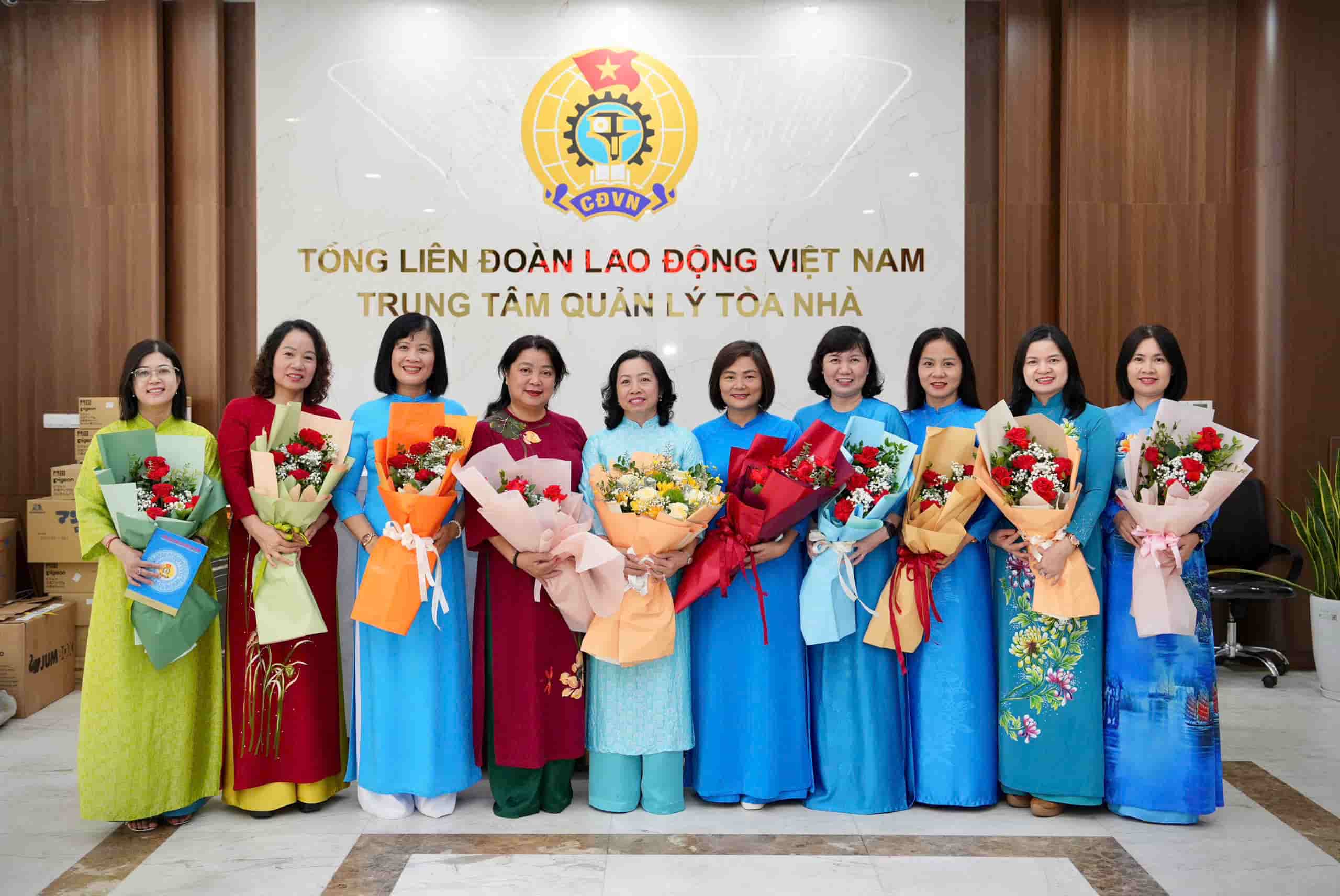 Đoàn đại biểu nữ cán bộ công đoàn chuyên trách tham dự Đại hội Đại biểu Phụ nữ toàn quốc lần thứ XIV. Ảnh: Tiến Dũng.