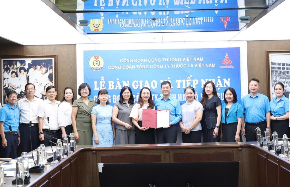 Overview of the ceremony of transferring and receiving grassroots trade unions under the Vietnam Trade Union of Industry and Trade. Photo: Le Hai