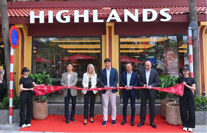 Khoảnh khắc đánh dấu cột mốc 1.000 cửa hàng của Highlands Coffee, một dấu mốc đặc biệt trên hành trình gần ba thập kỷ lan tỏa tinh hoa cà phê Việt. Ảnh: Highlands Coffee