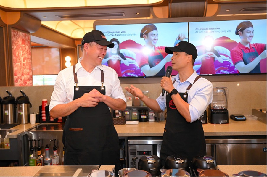 Ông David Thái và ông Lê Thái Anh cùng nhìn lại những ngày đầu của Highlands Coffee và niềm tin bền bỉ vào cà phê Việt trên hành trình gần ba thập kỷ qua. Ảnh: Highlands Coffee