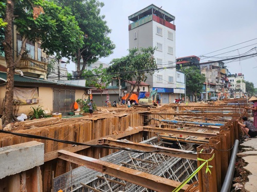 Dự án cải tạo kênh Thụy Phương tăng tốc về đích trước mùa mưa bão. Ảnh: Minh Hạnh 