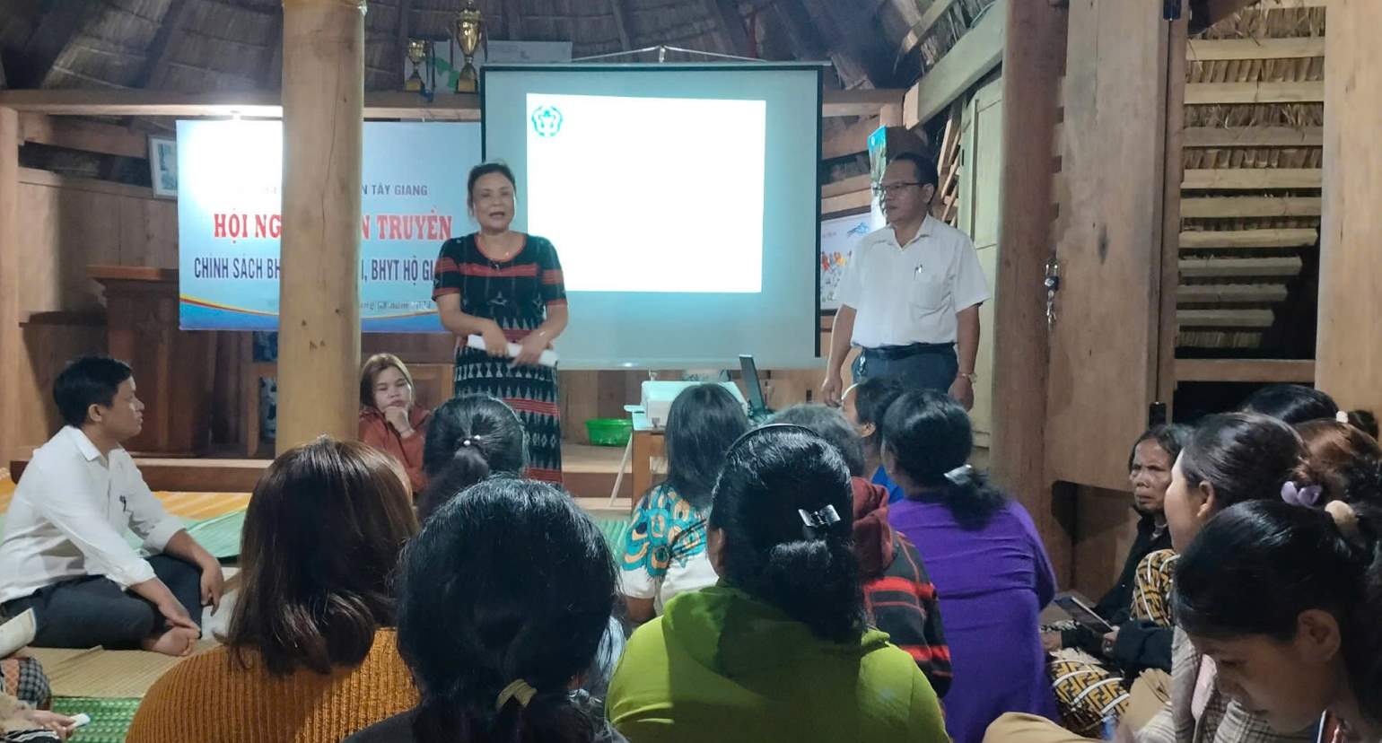 Da Nang Social Insurance Agency coordinates with the government to organize propaganda and mobilize ethnic minorities to participate in social insurance and health insurance. Photo: Khanh Chi